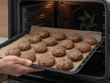 Hambúrguer e bife no forno: o segredo para que pareçam grelhados e como mantê-los suculentos