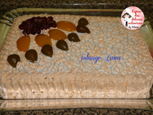 Bolo creme com pêssegos, cobertura de marshmallow e frutas