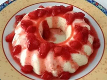 Pudim de iogurte com calda de morango