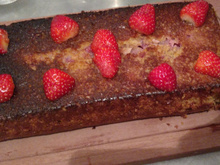 Bolo molhadinho de morango e cereais