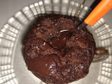 Bolo de caneca de chocolate de micro-ondas