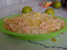 Espaguete de camarão e requeijão fácil da Luciana