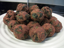 Bolinho de carne moída e escarola