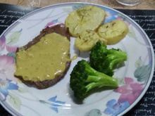 Bife grelhado com molho de mostarda e batata dourada