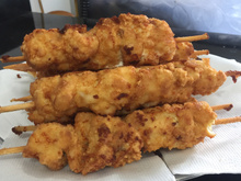 Espetinho de frango empanado