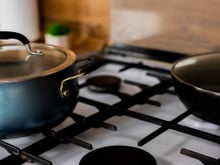 Este hábito comum depois do almoço pode colocar a comida em risco: saiba por que ela não deve ficar fora da geladeira