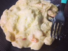 Macarrão com camarão ao molho de quatro queijos