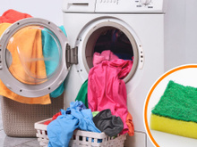 O truque para lavar roupas com muitos pelos está na sua cozinha: uma simples esponja de louça