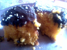 Bolo de cenoura com calda de chocolate