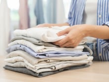 Você já ouviu falar em técnica envelope para dobrar as roupas? Eu faço assim e economizo muito espaço nas gavetas