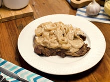 Bife acebolado com molho de maionese