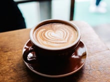 Será que beber café diariamente pode prolongar a vida? Pesquisas sugerem que o café pode promover a saúde do coração e aumentar a massa muscular, e bebê-lo "nesse horário" é particularmente eficaz