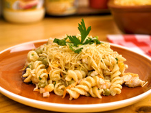 Salpicão de macarrão na travessa