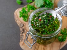 Molho chimichurri caseiro: confira a receita fácil do TudoGostoso