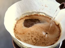 Baristas experientes concordam: adicionar uma pitada de sal no pó de café antes de coar ajuda a eliminar o amargor excessivo