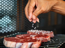 Misturar sal na carne antes de cozinhar faz diferença: como a química dos alimentos impacta sabor e textura