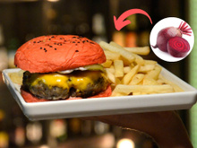 Pão rosa de beterraba é o que você queria para um hambúrguer diferenciado e ainda mais gostoso