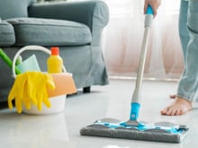 Você fez errado a vida toda: essa é a primeira coisa que os profissionais de limpeza fazem antes de começar a limpar