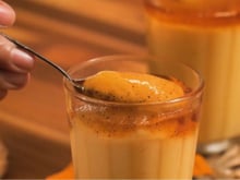 Eu troquei a canela por calda de caramelo na receita de curau e comi a melhor sobremesa de milho da vida!