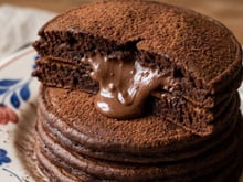 Panqueca de chocolate com Nutella que já sai recheada da frigideira e a família toda ama