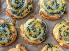 Recebeu visitas de última hora? Faça esse caracol folhado de queijo pronto em 30 minutos que todo mundo vai pedir a receita!