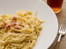 Macarrão ninho cremoso com três queijos e bacon