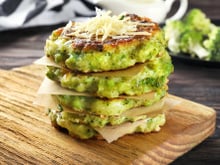 O tipo de receita que deixa o seu jantar com cara de lanche: panqueca de batata com brócolis e queijo (ou frango!)