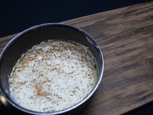 Eu aposto que você nunca pensou em salvar o arroz queimado assim, mas esse de chef profissional vai salvar o seu prato!