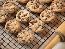 Não murcha, nem fica duro: fiz a receita do autêntico cookie com gotas de chocolate do TudoGostoso e ficou melhor que o americano