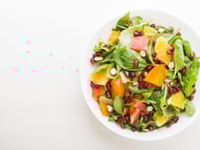 Como fazer salada tropical com frutas: conheça 15 versões do prato