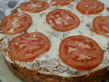 Torta de tender com farofa e tomate