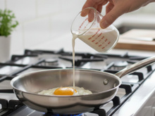 Por que colocar leite na frigideira ao fritar ovos? Entenda para que serve esse truque caseiro