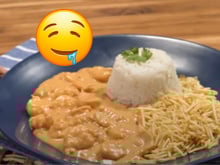 Não importa se é inverno, verão, Festa Junina ou Natal: faço essa receita de estrogonofe de camarão a cada 15 dias lá em casa