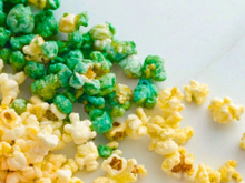 Pipoca verde e amarela doce e salgada perfeita para acompanhar os jogos de futebol