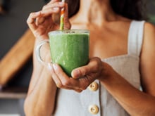 Verde, nutritivo e fácil de fazer: esse é o melhor suco para limpar o fígado e acabar com o mau hálito