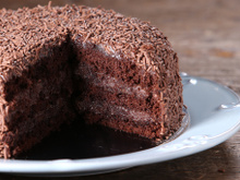 Bolo de chocolate gelado e molhadinho é a sobremesa perfeita para um lanche da tarde: veja como é fácil de fazer!