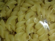 Macarrão com molho de strogonoff simples (macarroff)