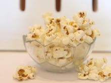 Pipoca de cinema em casa: pipoqueira da Mallory prepara o lanche sem usar óleo e está com 47% de desconto