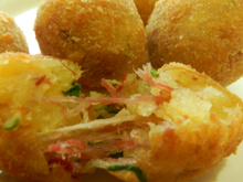 Bolinha de mandioca e carne seca