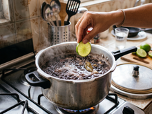 Por que colocar uma fatia de limão na água do feijão? Entenda por que algumas pessoas fazem esse truque na hora de cozinhar