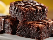Chega de errar no preparo do brownie: o TudoGostoso tem o passo a passo para garantir a casquinha crocante e recheio cremoso