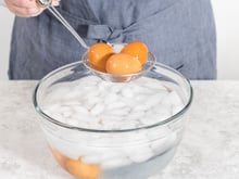 Muita gente entende errado: é por isso que você não deve colocar ovos cozidos quentes em água fria