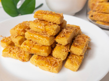 Pensei bolinha de queijo, mas fiz essa receita de palitos de queijo cottage com leite condensado no forno e descobri a minha nova sobremesa favorita