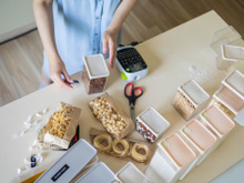 Como tirar cola de etiqueta de potes de um jeito fácil? TudoGostoso revela 4 formas diferentes