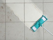Adeus, manchas no chão! A mistura simples para limpar piso de porcelanato e cerâmica de forma profunda e sem gastar muito