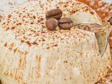 É para espantar o calor! Semifredo de café com apenas 4 ingredientes é o sorvete fácil de fazer para se refrescar