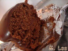 Muffins recheados e com cobertura de chocolate