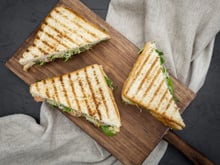 Nem em triângulos nem no meio: desde que tentei esse truque para cortar o sanduíche não faço de outra forma