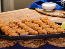 Espetinho de camarão à milanesa