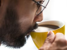 Beber café todos os dias ou não beber café de jeito nenhum: quem se mantém mais saudável na velhice?